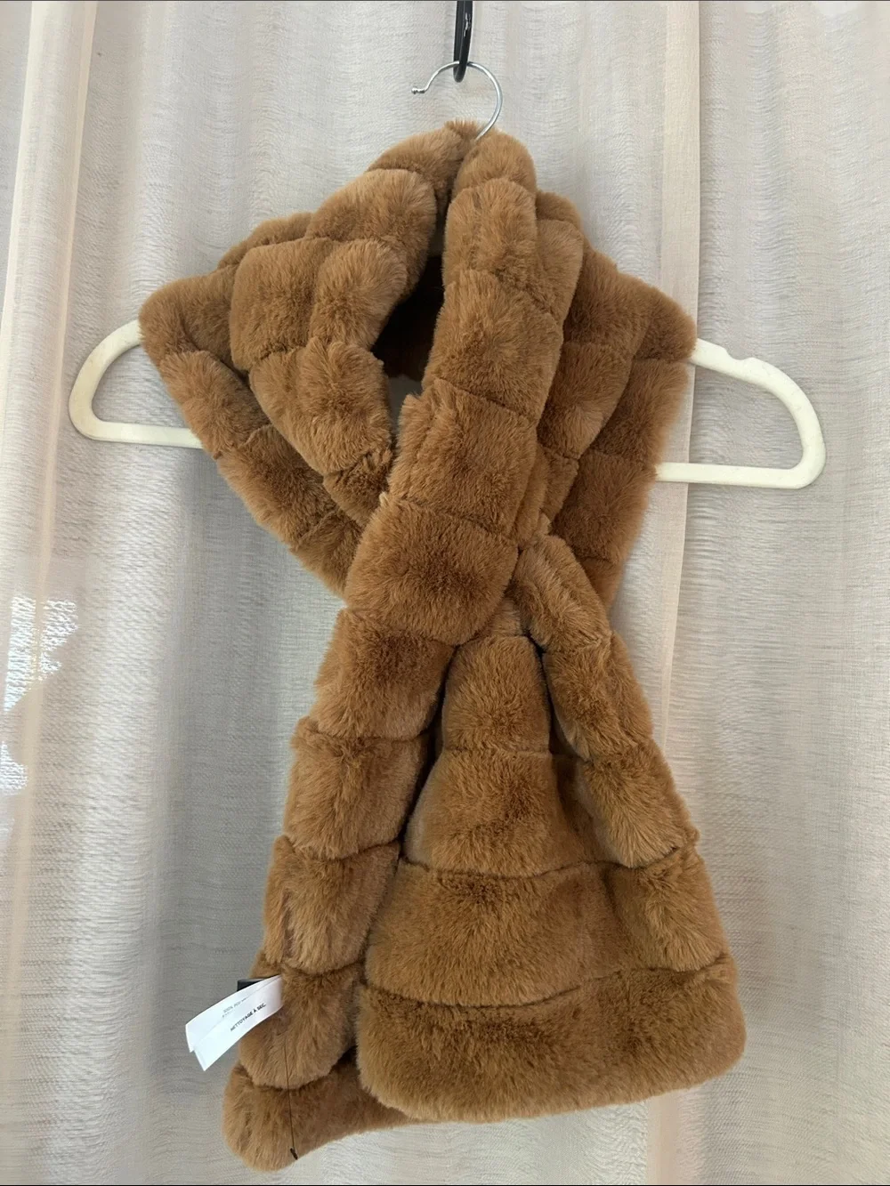 Key hole collar, faux fur